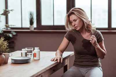 Приливы: женщины, у которых менструация и менопауза начинаются позже, доживают до 90 лет